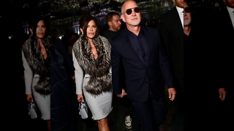 Lauren Sánchez y Jeff Bezos caminando