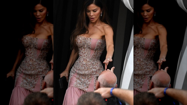 Lauren Sánchez Bezos con vestido rosa