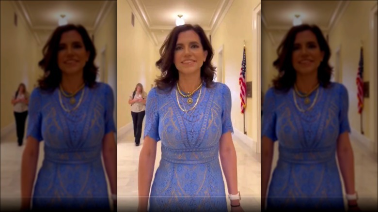 Nancy Mace con un vestido de encaje azul