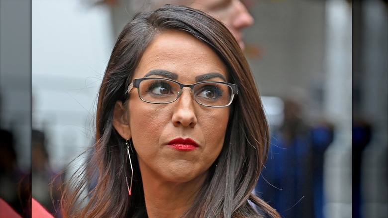 Lauren Boebert con pendientes de plata