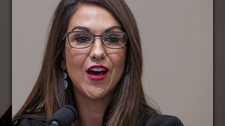Lauren Boebert con lápiz labial rojo
