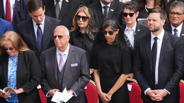 Los Vances en misa en Italia vestidos de negro