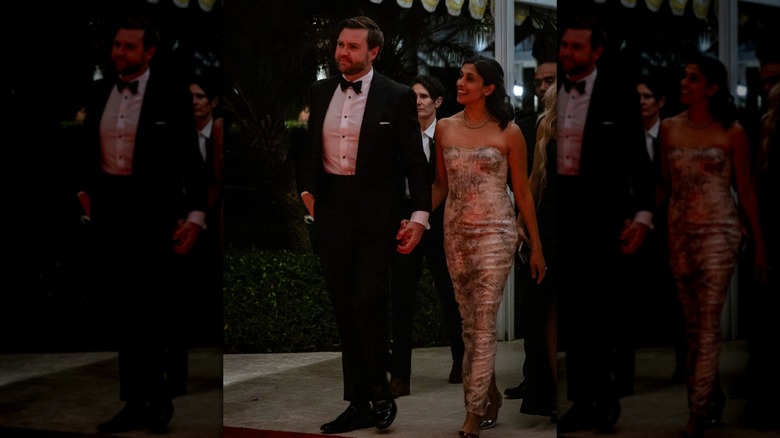 Usha Vance con un vestido de piel de serpiente con JD Vance a su lado