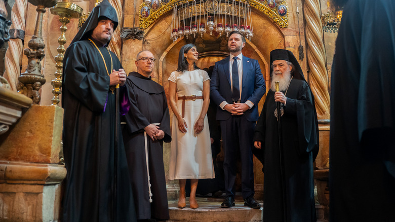 Los Vances en una iglesia de Jerusalén, con Usha vestida de blanco