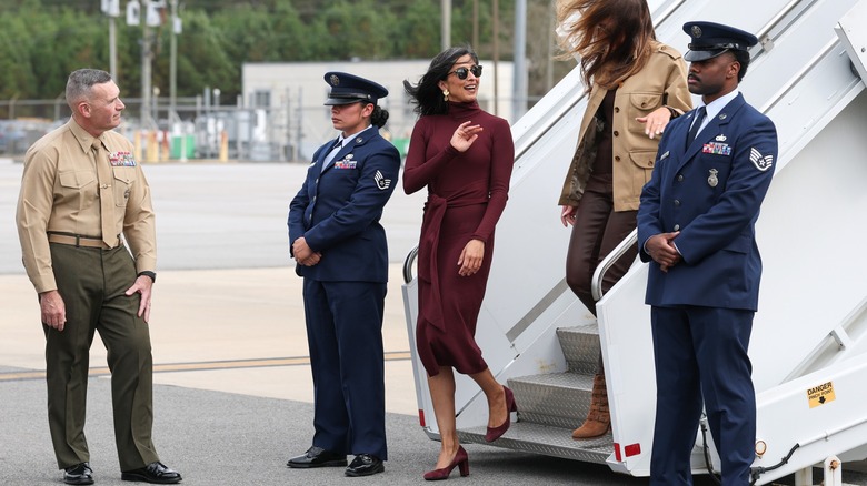 Usha Vance con vestido burdeos con Melania Trump detrás de ella