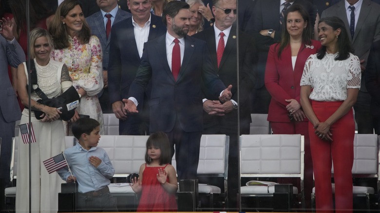 La familia Vance en el desfile militar de junio de 2025