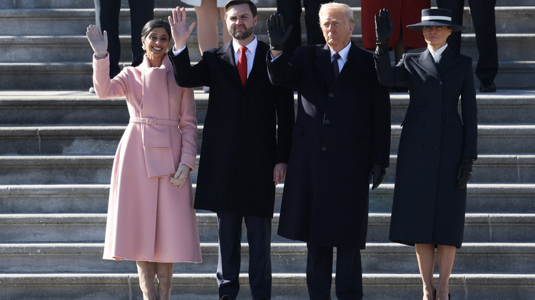 Usha Vance con abrigo rosa junto a JD Vance y los Trump en negro y azul