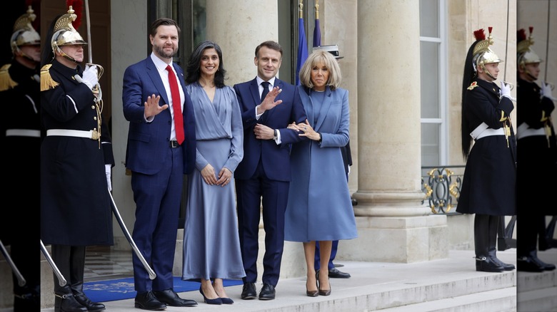 JD Vance, Usha Vance, Emmanuel y Brigitte Macron visten de azul en Francia