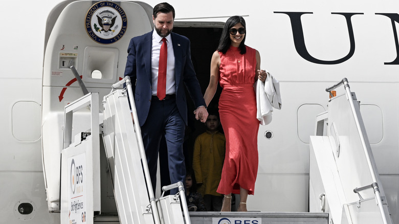 Usha Vance y JD Vance bajando del avión en India