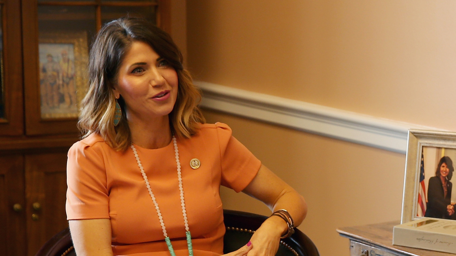 El inapropiado atuendo de Kristi Noem en Capitol Hill 2017 siempre la perseguirá