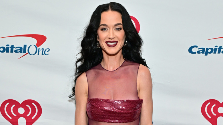 Katy Perry con un vestido rojo