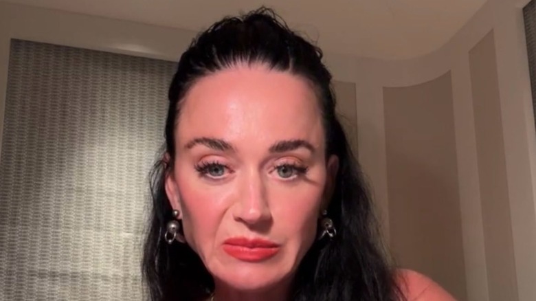 Katy Perry con el pelo recogido