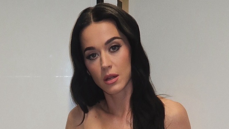 Katy Perry con un vestido plateado