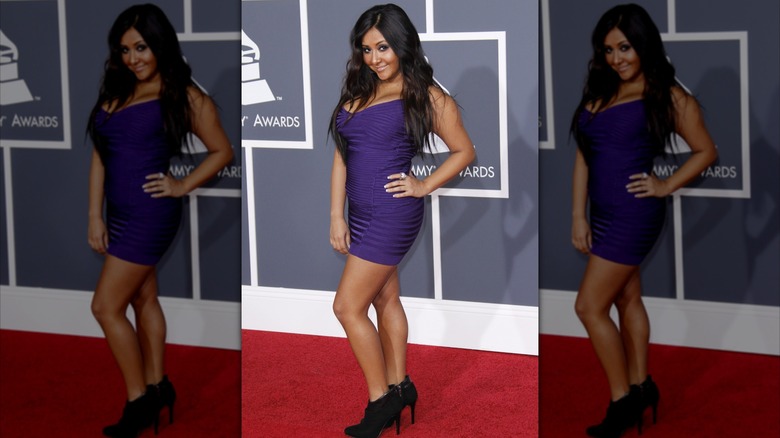 Nicole 'Snooki' Polizzi posa para las cámaras en la alfombra roja de los Grammy 2010