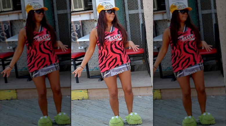 Nicole 'Snooki' Polizzi pasea por Seaside Heights con una camiseta sin mangas y pantuflas de animales