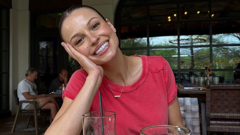 Kayla Wallace sonriendo sin maquillaje