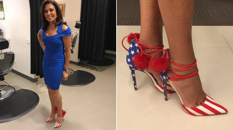 Jeanine Pirro sonríe detrás del escenario con un vestido azul ajustado y zapatos con bandera