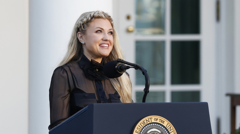 Erika Kirk habla en un podio mientras está en la Casa Blanca.