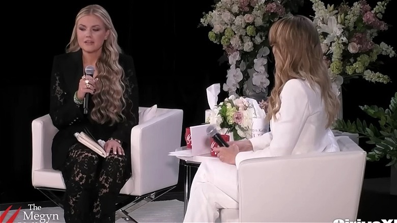 Erika Kirk habla por un micrófono durante una entrevista en el escenario