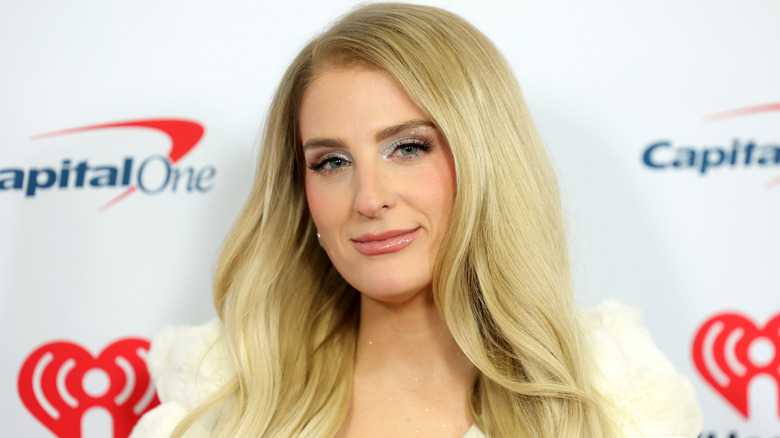 Meghan Trainor posando