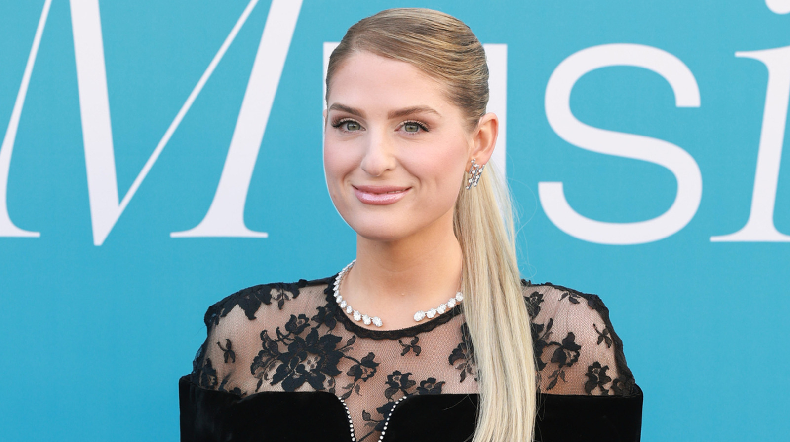 Las fotos una al lado de la otra muestran la 'cara Ozempic' de Meghan Trainor en pantalla completa