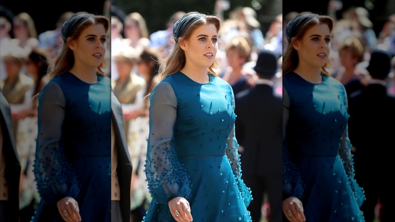 La princesa Beatriz con un vestido azul con pompones.