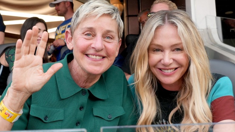 Ellen DeGeneres y Portia de Rossi sonríen en el Super Bowl