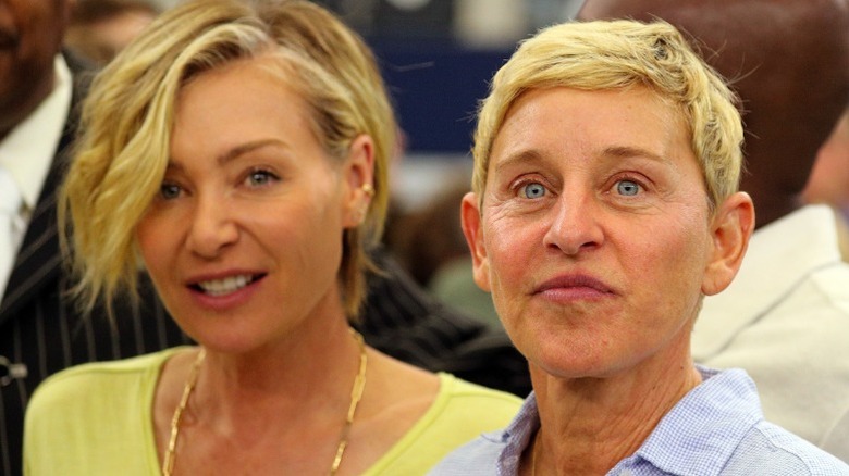 Portia de Rossi y Ellen DeGeneres asisten a un partido de fútbol