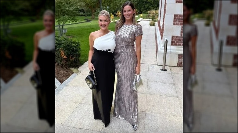 Karoline Leavitt y Margo Martin sonriendo