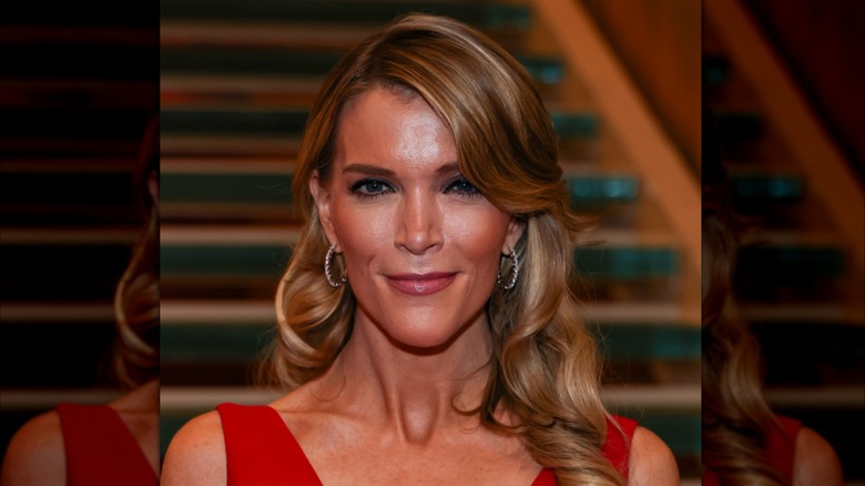 Megyn Kelly con un vestido rojo