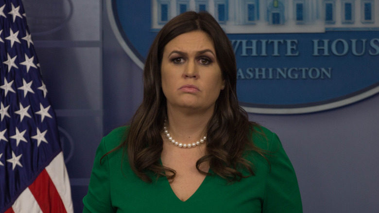 Sarah Huckabee Sanders con una camisa verde