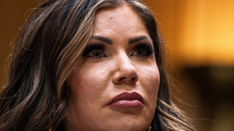 Kristi Noem con lápiz labial rosa oscuro