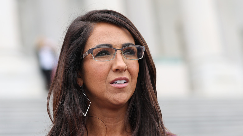 Lauren Boebert con pendientes en forma de diamante