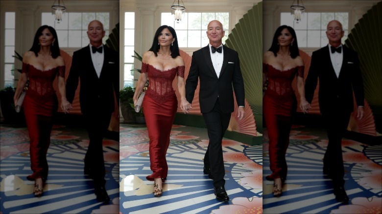Lauren Sanchez Bezos y Jeff Bezos caminando de la mano