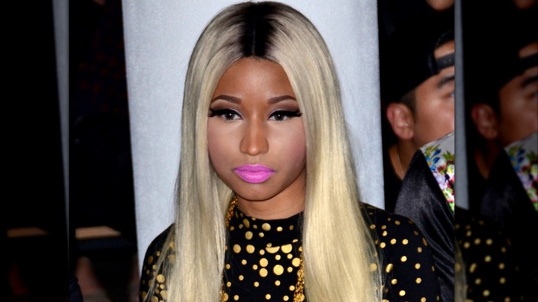 Nicki Minaj con lápiz labial rosa