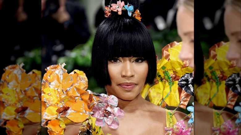 Nicki Minaj luciendo flores en la Met Gala