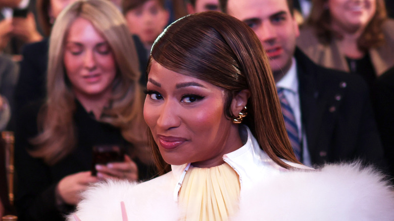 Nicki Minaj con raya al costado