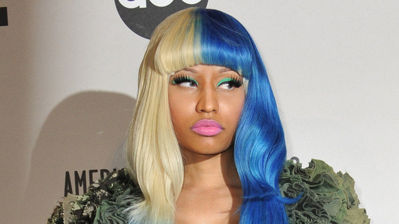 Nicki Minaj con una peluca azul