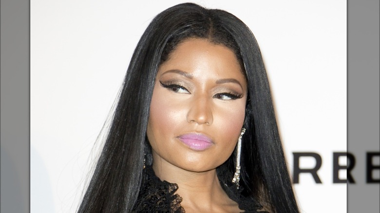 Nicki Minaj con lápiz labial rosa
