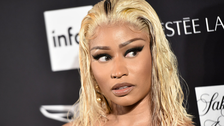 Nicki Minaj con look de cabello mojado