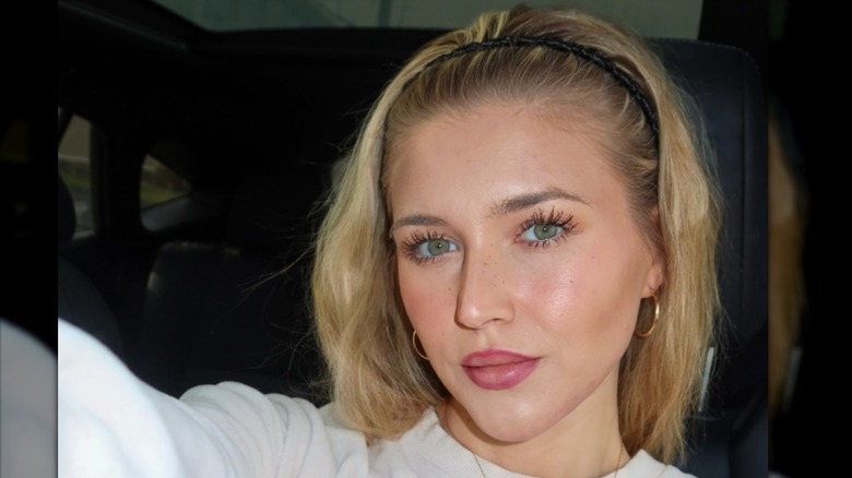 Hannah Jiles se hace un selfie en el asiento delantero de su coche
