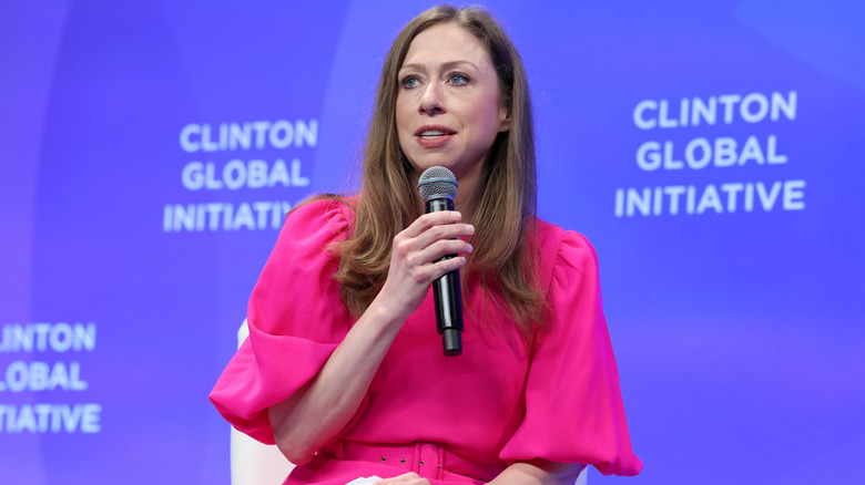 Chelsea Clinton hablando por un micrófono