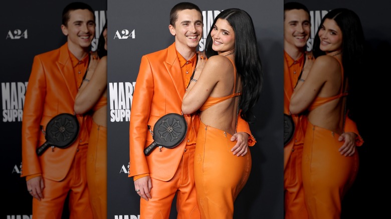 Kylie Jenner y Timothée Chalamet posando en la alfombra roja