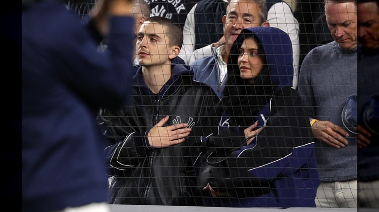 Timothée Chalamet y Kylie Jenner se llevan la mano al corazón