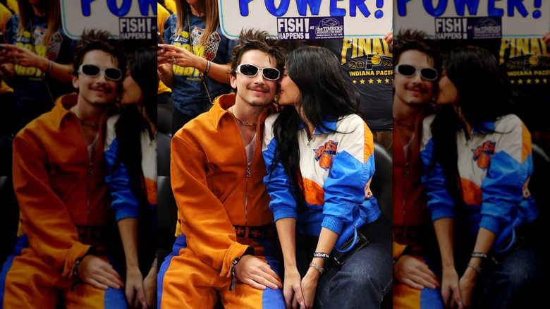 Kylie Jenner y Timothée Chalamet posan juntos en un partido de baloncesto