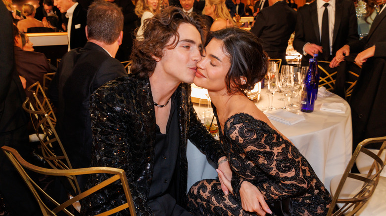 Timothée Chalamet y Kylie Jenner besándose en los Globos de Oro