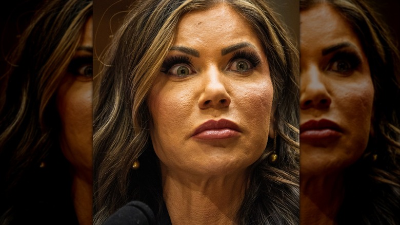Kristi Noem parece sorprendida