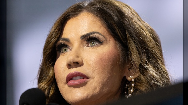 Kristi Noem con labial malva