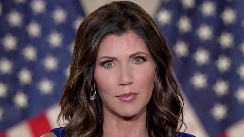 Kristi Noem con cabello ondulado