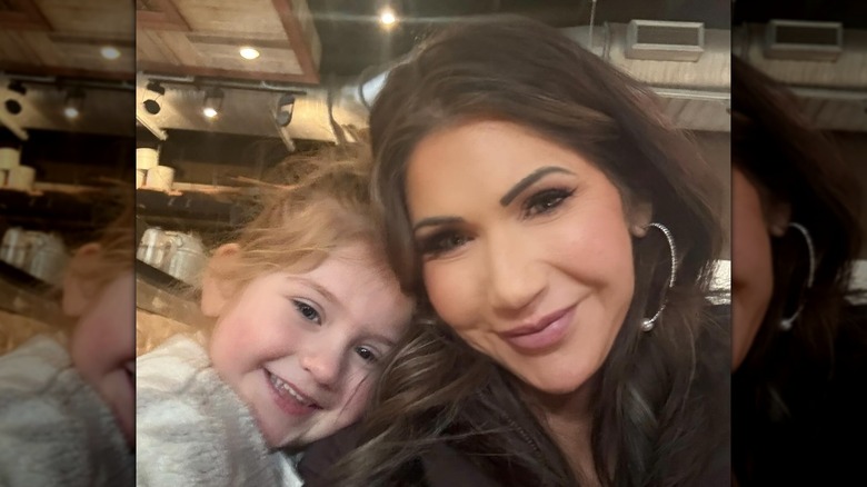 Kristi Noem con su nieta